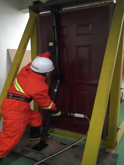 一款可以同時(shí)打開(kāi)內(nèi)開(kāi)門(mén)和外開(kāi)門(mén)的破門(mén)神器！